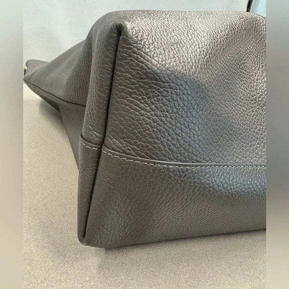 Cuyana Tall Easy Zipper Tote in Charcoal - Picture 3 of 5